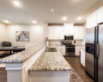 The Rowhouse Gym Mancave 2bed Pet Friendly - McKinney - Kitchen