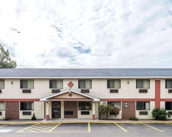 Super 8 by Wyndham Gardner - Gardner - Building