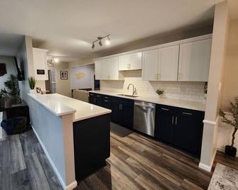 Four Bedroom Home In Terre Haute. Isu Rose Hulman - Terre Haute - Kitchen