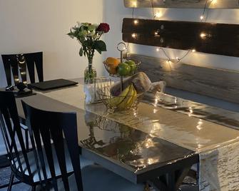 Lovely 3 Bedroom Apartment with ample street parking - Skokie - Dining room