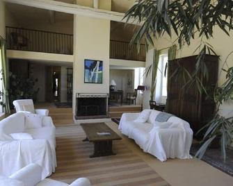 Fabulous 7 bed very comfortable 18 century Mas - Heated Pool. Pet friendly. - Lambesc - Patio