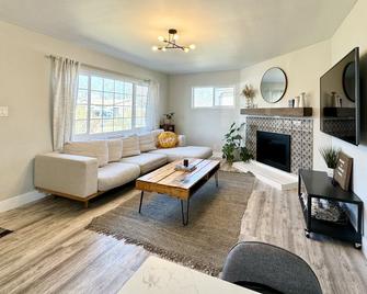 Newly remodeled home, close to the airport and city attractions. Pet friendly! - Reno - Living room