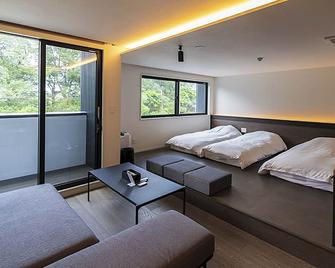 Family room modern kitchen with stove / Oshimagun Kagoshima - Amami - Schlafzimmer