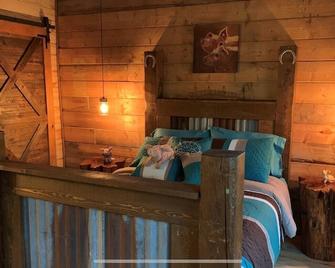 Willow's Cabin - Cozy Cabin Nestled In The Woods - Gilmer - Bedroom
