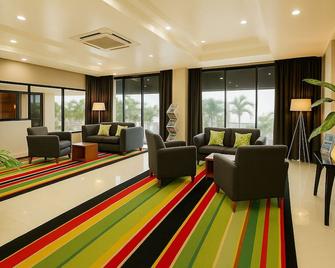 إيلا بيتش هوتل آند أبارتمنتس - بورت مورسبي - ردهة