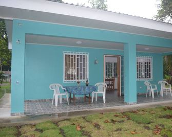 Frith Estate Beachfront Cabin Surfer's Dream! - Golfito - Patio