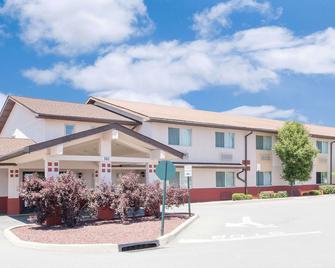 Super 8 by Wyndham Middletown - Middletown - Building