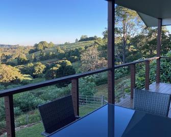Enjoy stunning views of the Glasshouse Mountains and the rolling countryside - Maleny - Balcony
