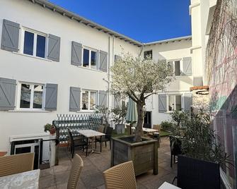 موزايك هوتل - سان-جان-دو-لوز - شرفة مرصوفة