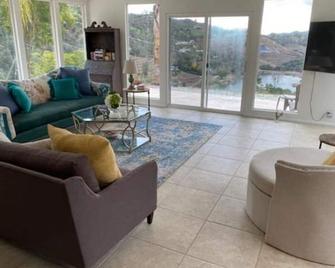 The most breathtaking Lake and Mountain View - Fallbrook - Living room