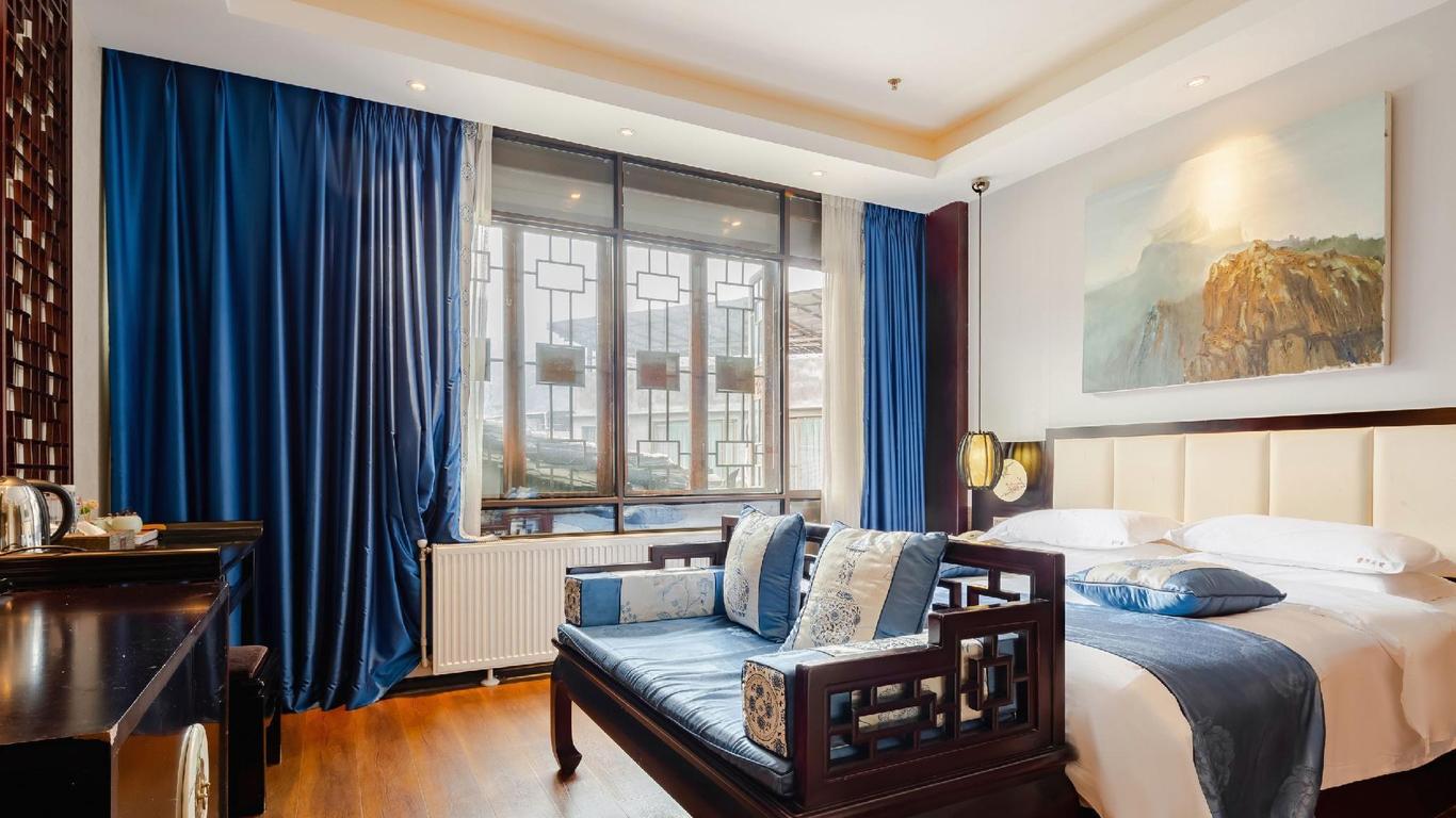 Lingxiu Impression Hotel (Emei Baoguoguo Temple)