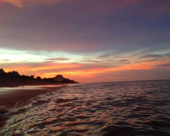 Unique Zen Tiny House 2 mi to Beach ~ Free Bikes! Minutes to Historic Charleston - Mount Pleasant - Beach