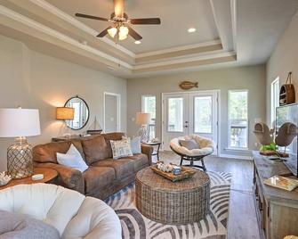 Port St Joe Beach House with Pool Access! - Port St. Joe - Living room