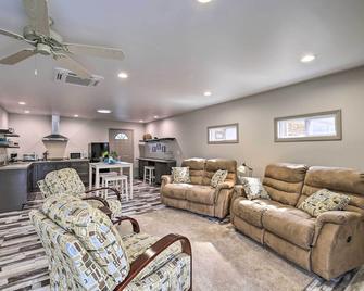 Riverfront Elizabethton Detached Studio with Grill - Elizabethton - Living room