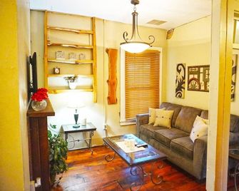 Genevieve's Place in Historic Roscoe Village - Coshocton - Living room