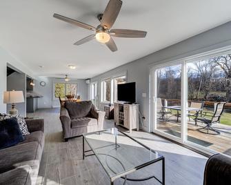 Fabulous 4 Season Resort Home on the Ten Mile River - Dover Plains - Living room