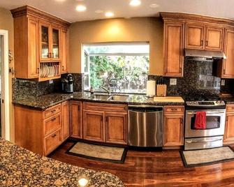 A great place to stay to enjoy what the SF Bay Area has to offer. - Pleasant Hill - Kitchen