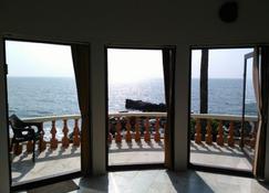 The Outrigger - Exclusive Beachfront Villa - Kozhikode - Μπαλκόνι