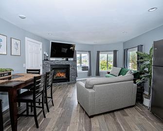Peak Haven: 2br Mountain View - Kellogg - Living room