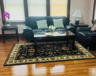 Charming 2-bedroom apartment with AC, WiFi in lovely Buffalo - Buffalo - Salon