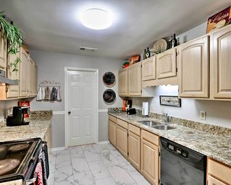 Quiet Memphis Home on 20 Acres 10 Mi to Downtown! - Memphis - Kitchen