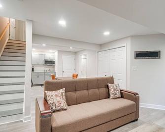 Quaint Stafford Apartment with Electric Fireplace! - Stafford - Living room