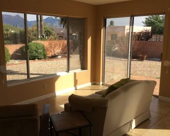 Comfortable relaxing 1300 sq. ft. Fully Equipped Green Valley Home with View - Green Valley - Wohnzimmer