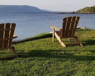 St Ann's Motel & Cottage - Baddeck - Innenhof