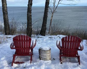 Lake Superior lakefront log cabin, forest, sauna, gazebo, peaceful retreat - Silver Bay - Patio