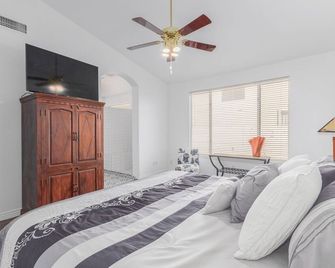Ahwatukee Veteran owned 4bed 2bath Dog Friendly home with heated pool and spa - Phoenix - Bedroom