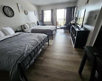 Newly Remodeled Cedar Lodge Room w/ Lake Views! - Laconia - Bedroom