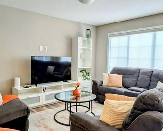 A Slice Of Heaven In Airdrie By Eagleswingshomes1 - Airdrie - Living room