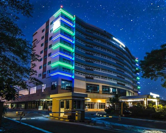 Xenia Hotel Clark - Angeles City - Building