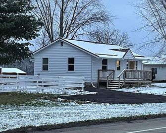 Charming country home. Located on a farm property. - Black River Falls - Building