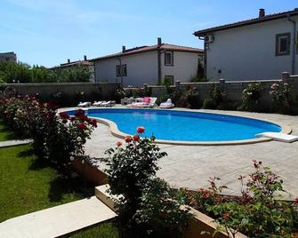 Nice And Comfortable Apartment In Complex Lotos - Kranevo - Basen