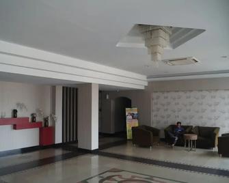 Surya Hotel Duri - Duri - Lobby