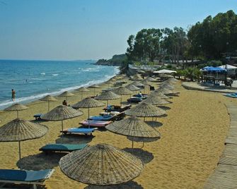 Poolside and Beachfront 2Bed Apartment, Sunrise Beach Club, Bogaz, North Cyprus - Kumyali - Playa