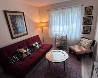 Chic 2-bedroom apartment with WiFi, AC in charming Warwick - Warwick - Sala de estar