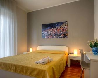 Hotel La Bussola - Finale Ligure - Bedroom