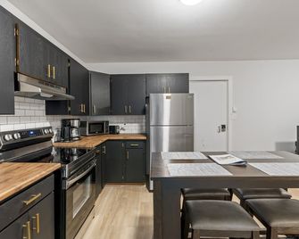 Bo's Bnbs Unit 2 Downtown Exeter - Exeter - Kitchen