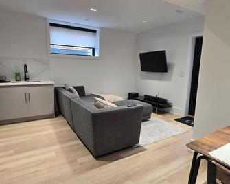 Spacious Bright 9ft Ceiling with Private Entrance - Milton - Living room