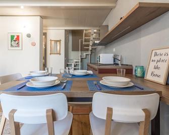 Modern two bedroom apartment with free wi-fi - San Pantaleo - Ruokailuhuone