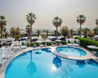 International - סן בנדטו דל טרונטו - בריכה