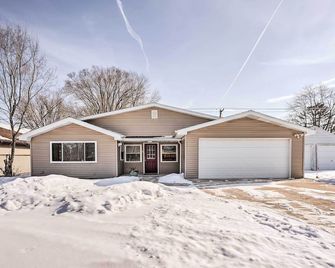 Cozy South Bend Retreat 2 Mi to Notre Dame! - South Bend - Building