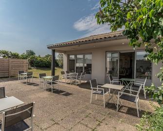 أوتل إن ديزاين لا روتشيلي ريستو نوبو - لاروشيل - شرفة مرصوفة