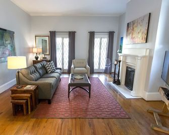 Dog Friendly Garden Home On Historic Huntingdon Street By Lucky Savannah - Savannah - Living room
