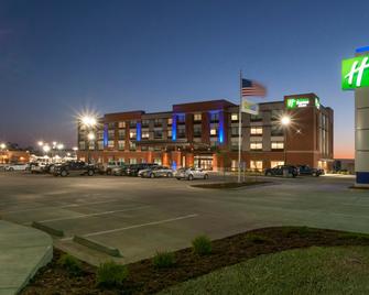Holiday Inn Express & Suites Dodge City - Dodge City - Building