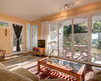 Private Garden Cottage on 5 acre country estate /Walk to the Botanic Gardens! - Hilo - Living room