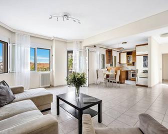 Fabulous central apartment close to the sea! - Chalkida - Wohnzimmer