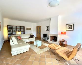 Luxury 3 Bedroom Apartment In Praia D'el Rey 5 Golf And Beach Resort - Amoreira - Living room